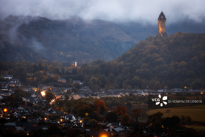 苏格兰斯特灵郡斯特灵华莱士纪念碑的暴风雨图片素材