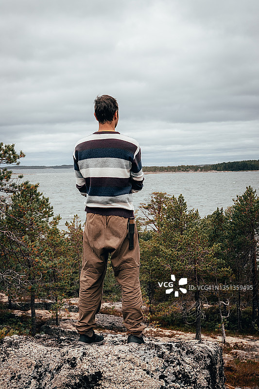 旅行者立于石上沉思壮丽风景图片素材