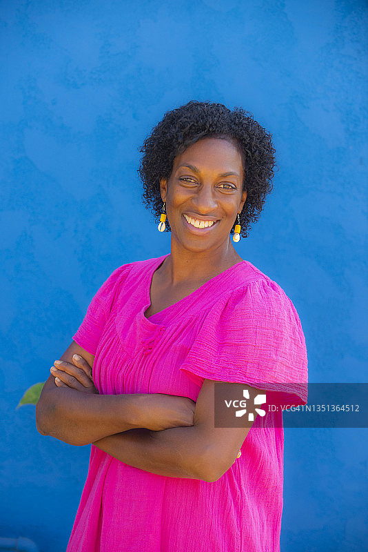 户外微笑的黑人女性肖像图片素材