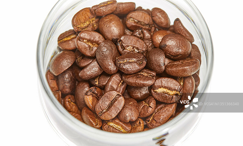 杯中的咖啡豆，白色背景，特写图片素材