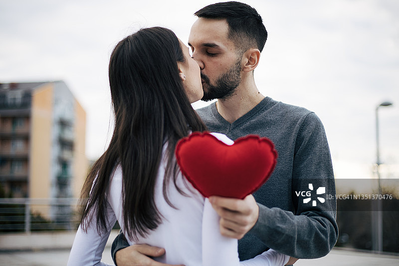 浪漫的年轻夫妇图片素材