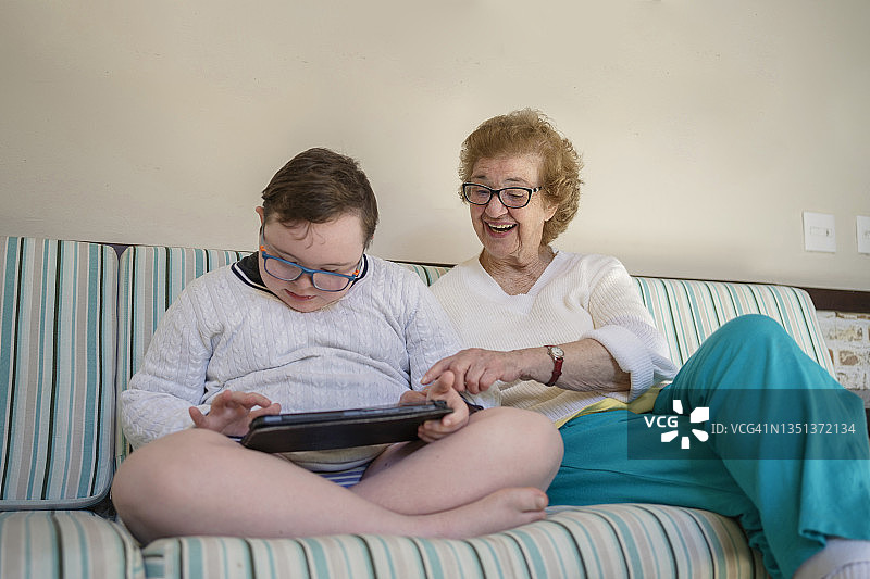 祖母和孙子在家使用平板电脑图片素材
