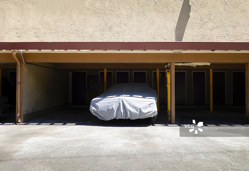 车棚内盖布汽车图片素材