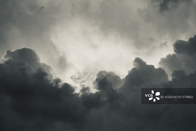 带来倾盆大雨的暴风云图片素材