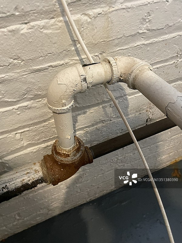 带连接的旧污水管图片素材