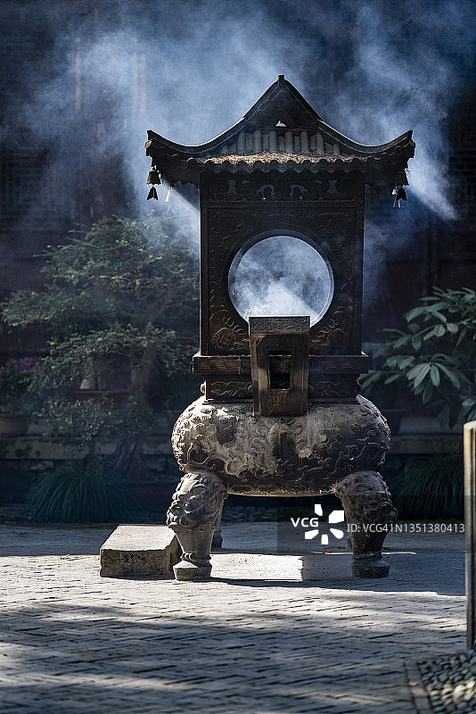 国清寺庭院内烧香图片素材