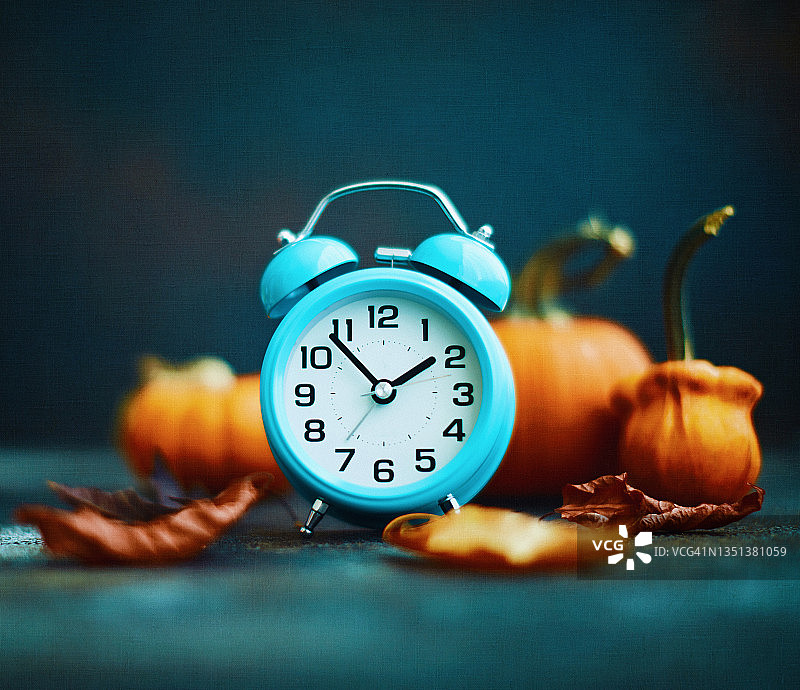 蓝绿色闹钟与夏令时秋季装饰图片素材