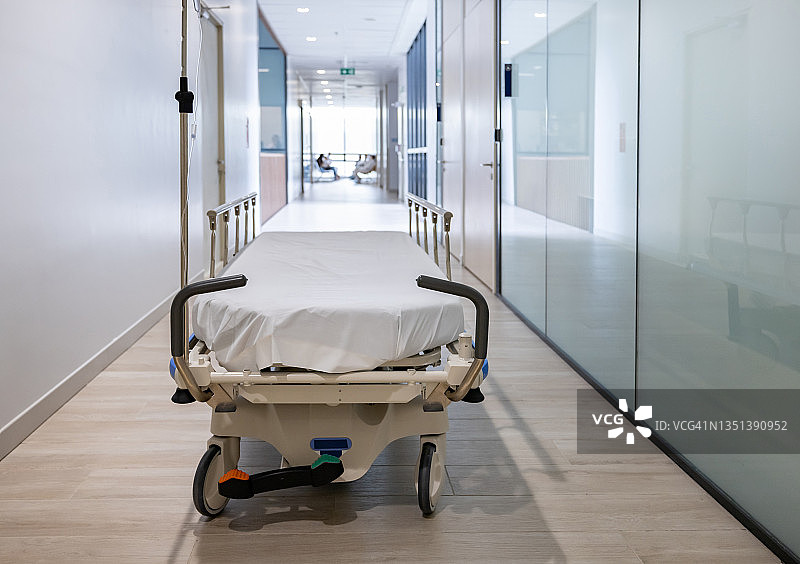 医院走廊里的空架子车图片素材