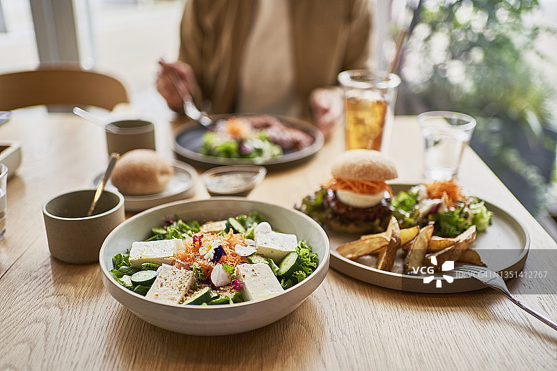 情侣在素食咖啡馆享用午餐的场景图片素材