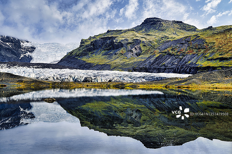 冰川舌在湖中倒影，瓦特纳冰川国家公园，冰岛图片素材