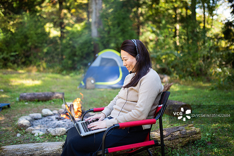 在露营时使用电脑的女人图片素材