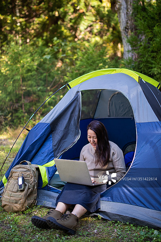 在露营时使用电脑的女人图片素材