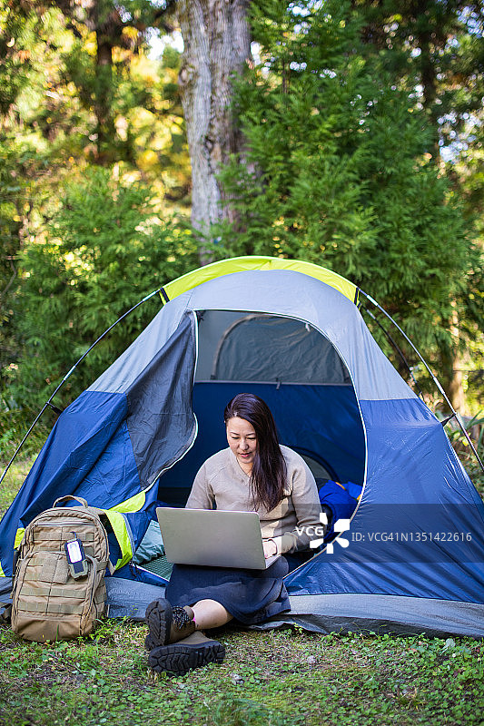 在露营时使用电脑的女人图片素材