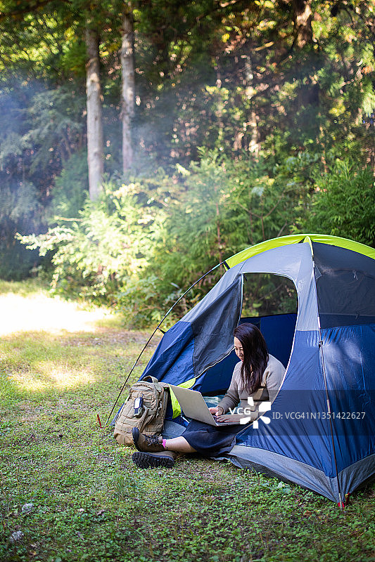 在露营时使用电脑的女人图片素材