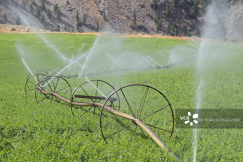 车轮式农田灌溉系统图片素材