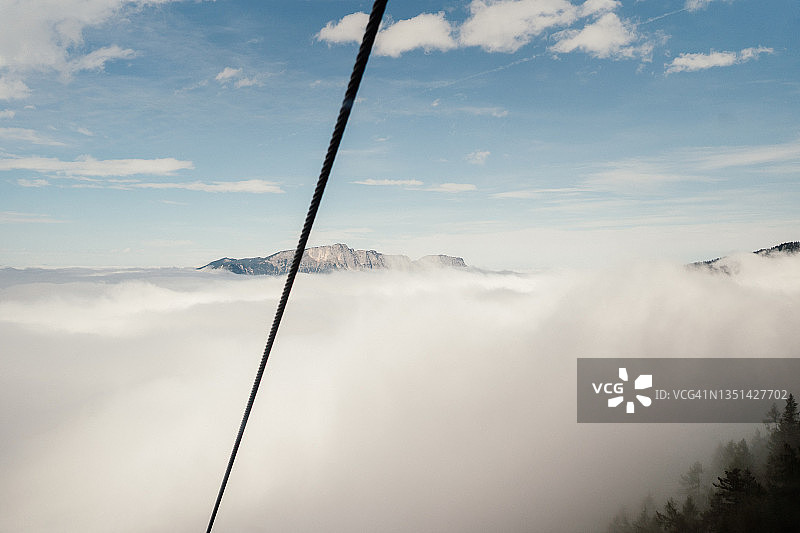 远处山顶的云层之上图片素材