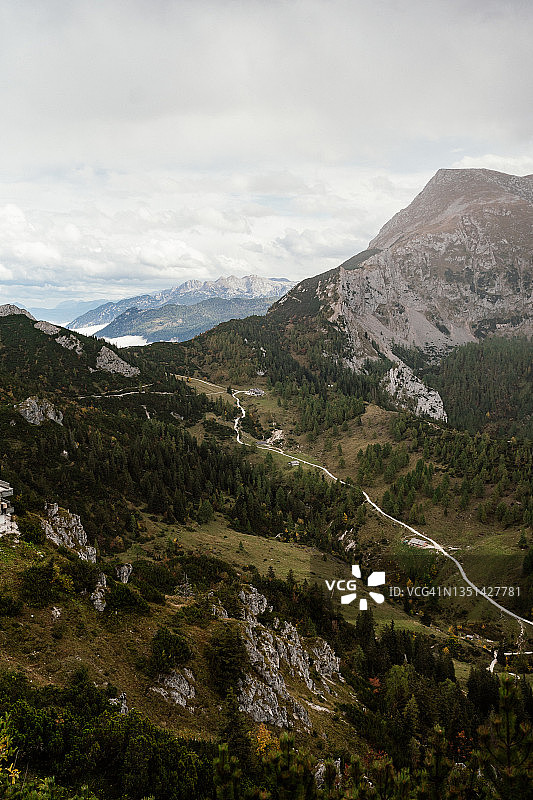 在巴伐利亚阿尔卑斯山顶峰看山景图片素材