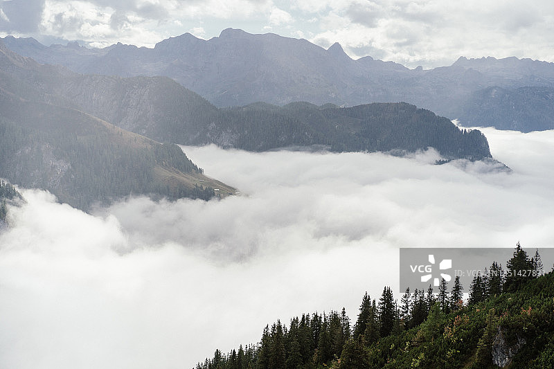 从耶拿峰看到的云雾缭绕的山谷景色图片素材