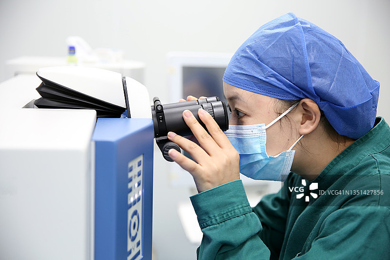 女医生正在使用眼科设备图片素材