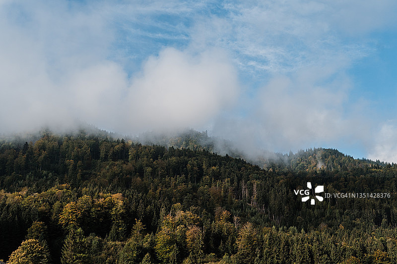 秋季云雾缭绕的山脉图片素材