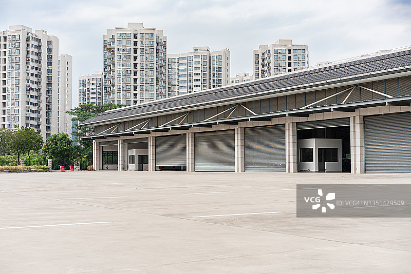 仓库前的水泥空地图片素材