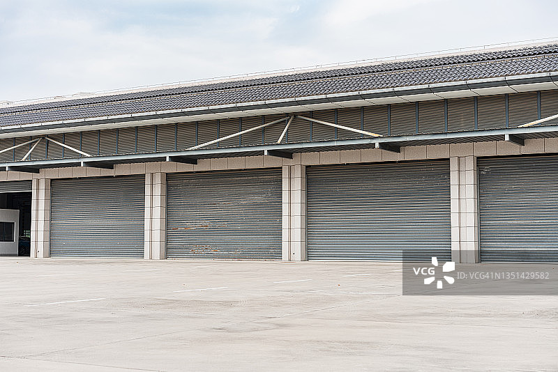 单层建筑前的水泥空地图片素材