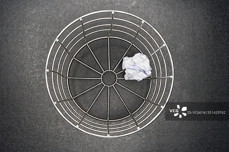 从废纸篓里的一张纸顶部取东西图片素材