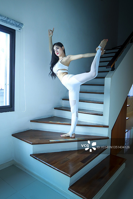 漂亮女人做瑜伽运动图片素材