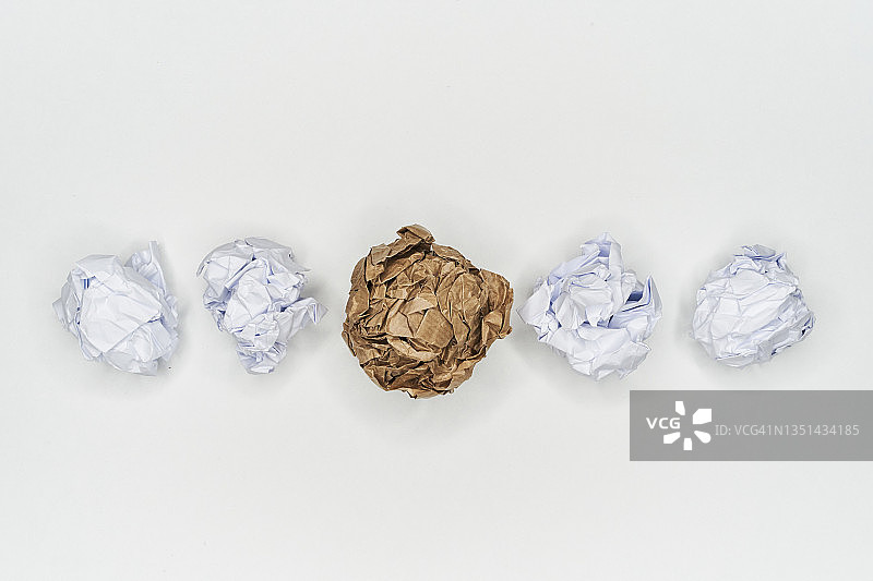 白色背景上的一排小纸球图片素材