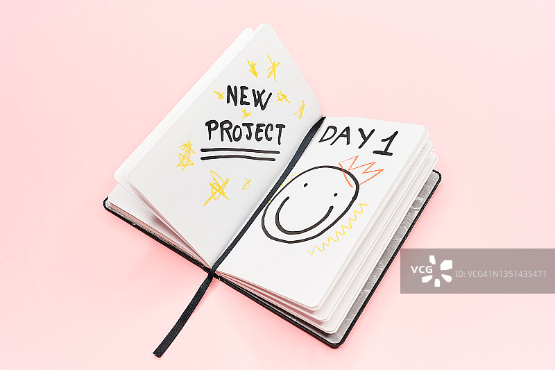 粉色背景上的黑色书签个人日记俯视图图片素材