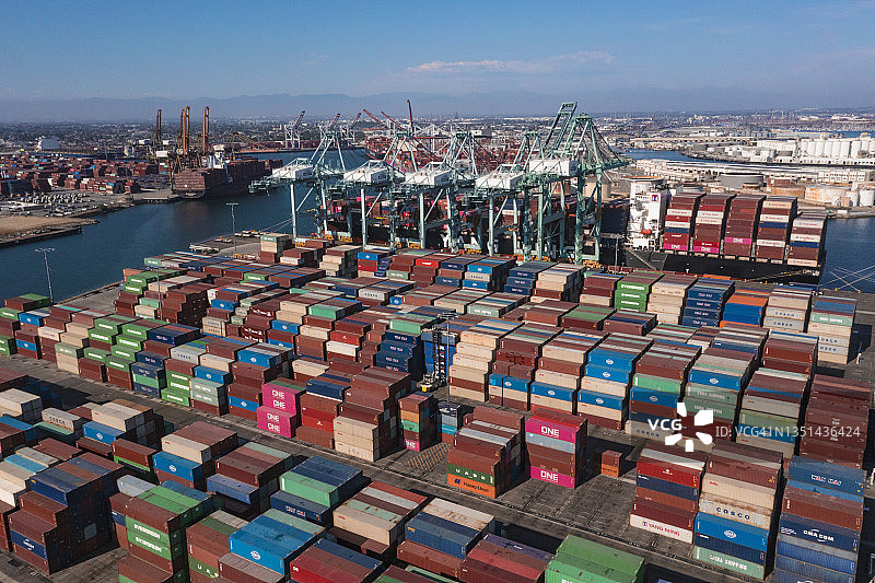 洛杉矶圣佩德罗港：长滩地区的圣维森特大桥和港口集装箱图片素材