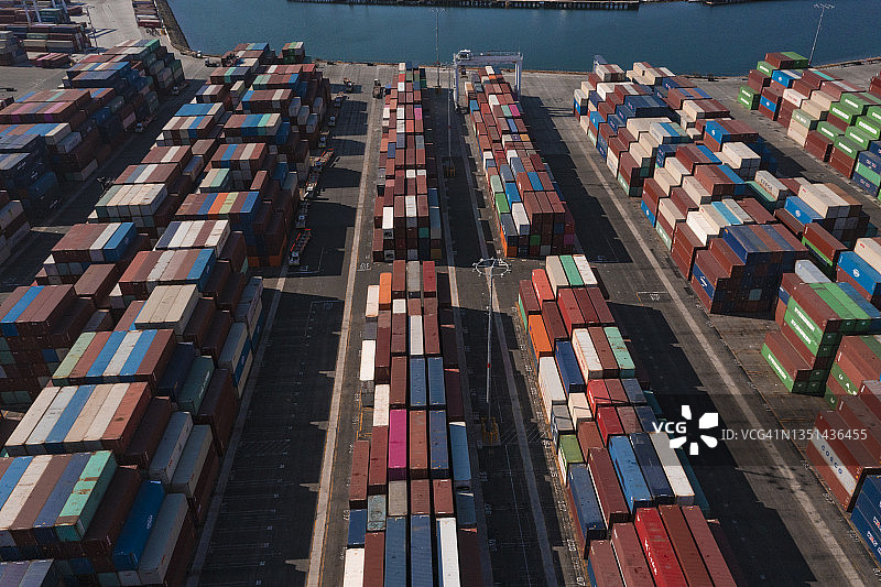 洛杉矶圣佩德罗港：长滩地区的圣维森特大桥和港口集装箱图片素材