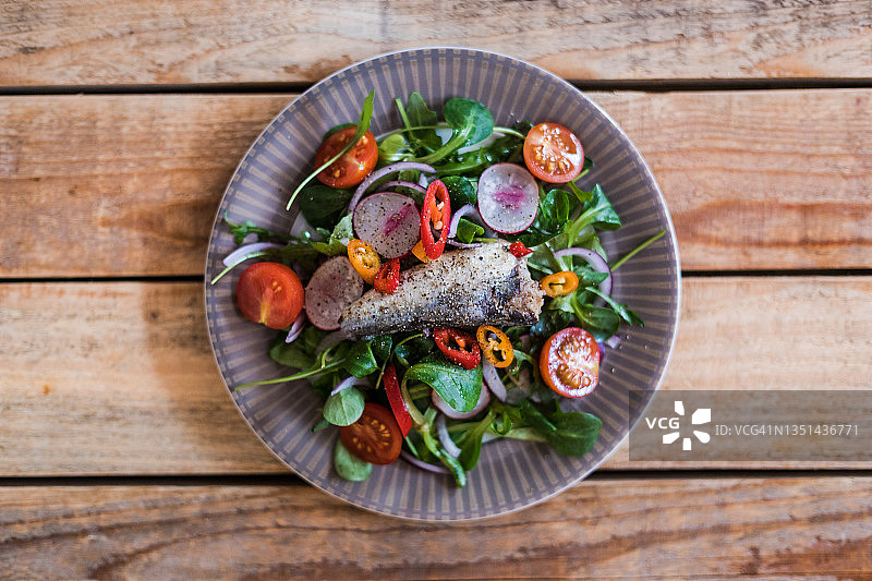 蔬菜凤尾鱼沙拉图片素材