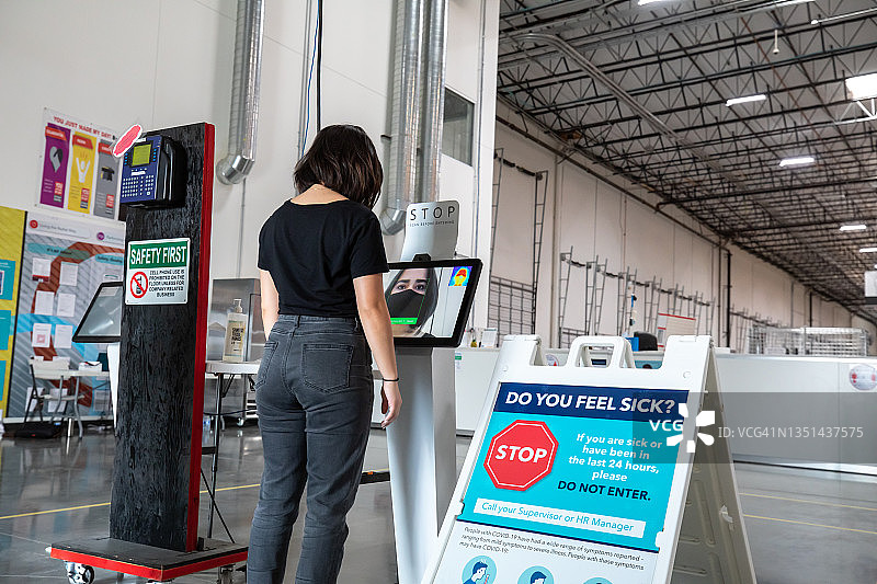 仓库入口处的新冠安全措施图片素材