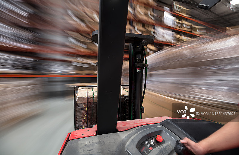 仓库货架，叉车驶过（模糊效果）图片素材