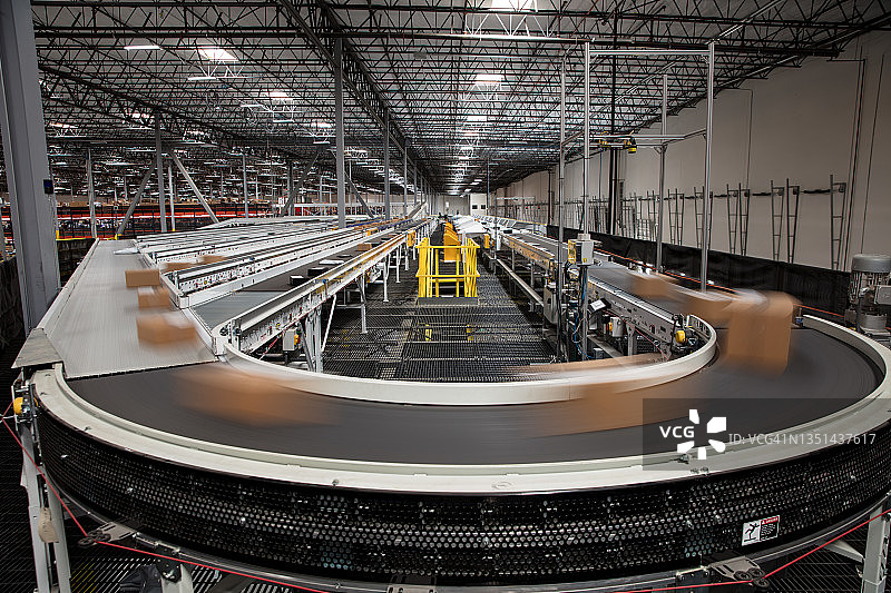 传送带上的包裹长曝光图片素材