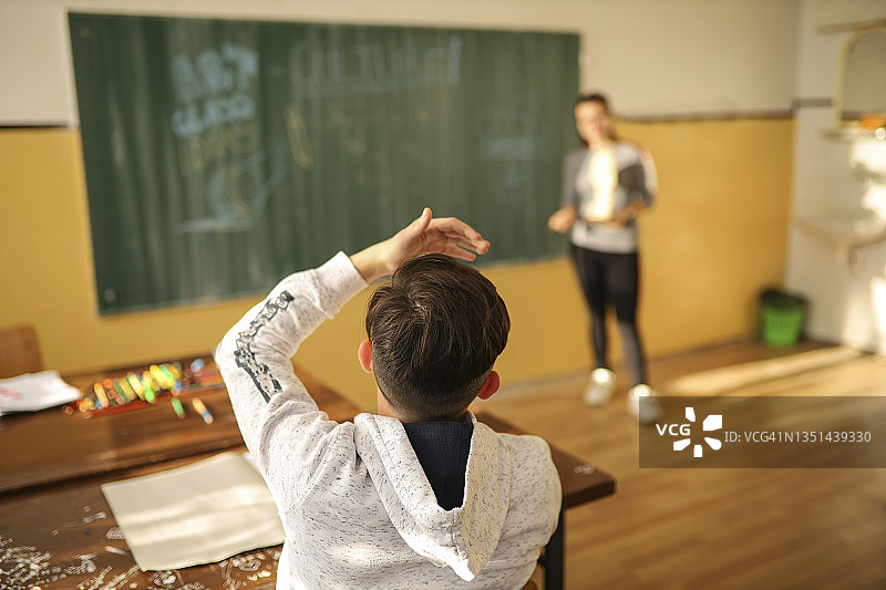 学生在教室里提问图片素材