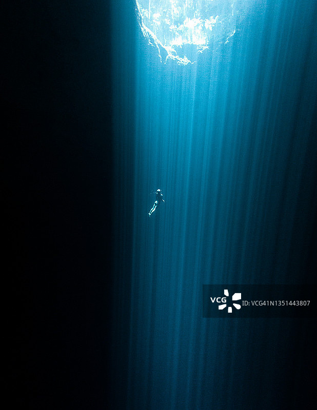 在特殊的天然井中自由潜水图片素材