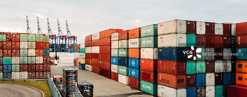 港口堆积的集装箱鸟瞰图图片素材