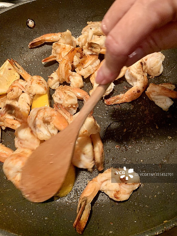 煎锅烹饪虾图片素材