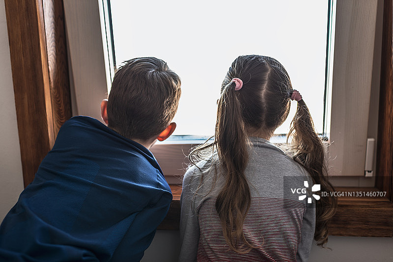 透过窗户看图片素材