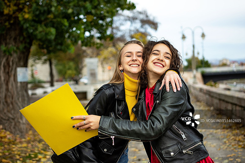 两名年轻女子在户外玩耍图片素材