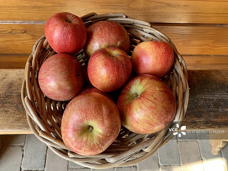 一篮苹果图片素材