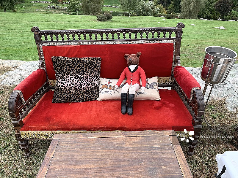 红色天鹅绒座椅图片素材