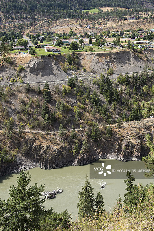 加拿大河岸边的一群房屋图片素材
