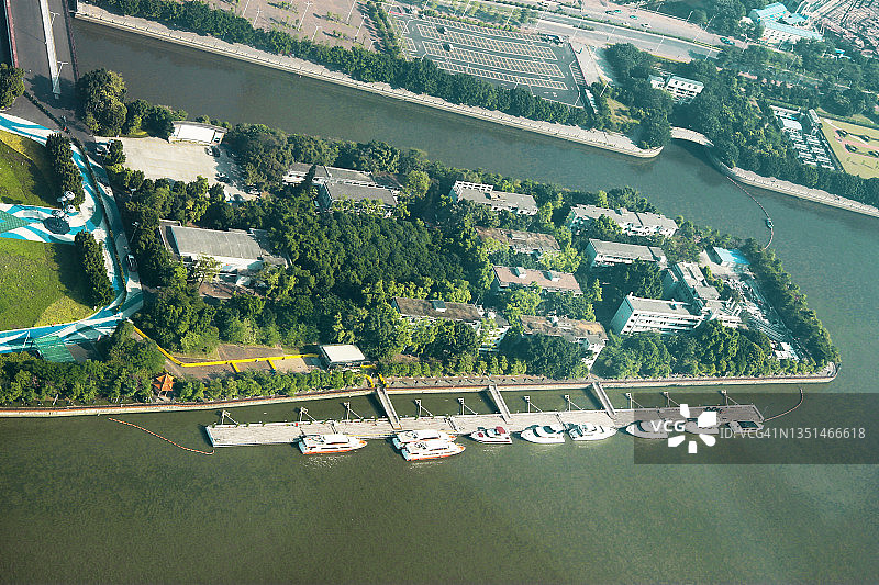 广州城市和珠江从广州塔的窗户图片素材