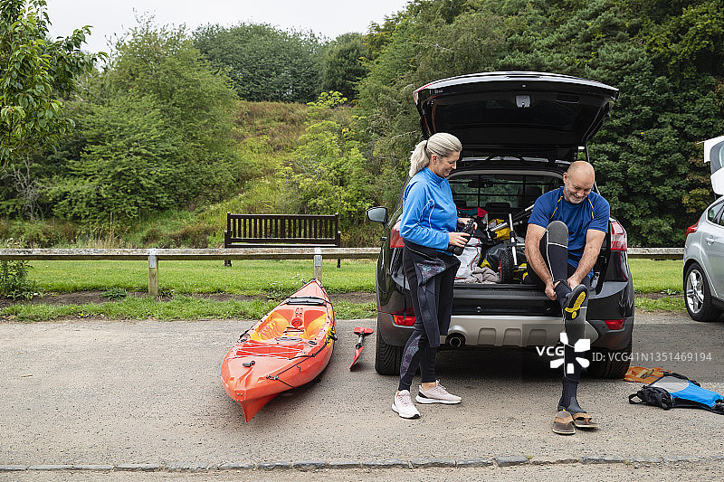 准备水上运动着装图片素材
