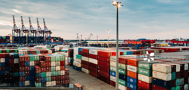 港口堆积的集装箱鸟瞰图图片素材