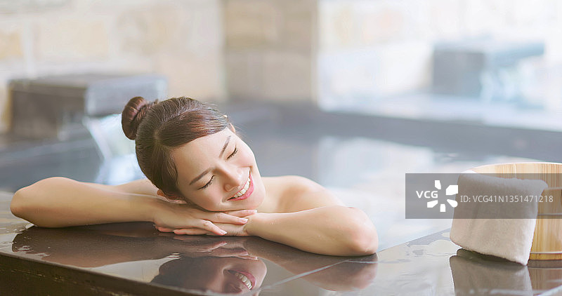 女人在温泉中放松身心图片素材