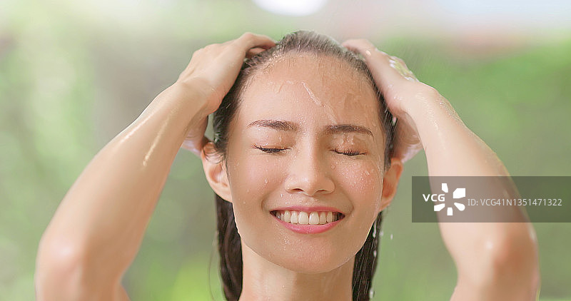 正在沐浴的漂亮女人图片素材